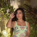 بوسي تتألق بإطلالة أنيقة في أحدث جلسة تصوير وتلقى إشادات من جمهورها