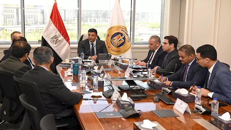 تراجع أسعار النفط بعد زيادة مخزونات الخام الأمريكية بنسبة 2.2%