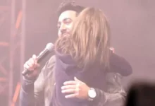 رامي صبري يتصدر الترند بعد موقف محرج مع معجبة خلال التقاط صورة معه