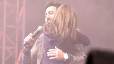 رامي صبري يتصدر الترند بعد موقف محرج مع معجبة خلال التقاط صورة معه