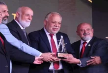 روجينا تهنئ أشرف زكي بعد منحه لقب "عميد الفنانين في الوطن العربي" في بيروت