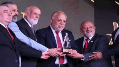 روجينا تهنئ أشرف زكي بعد منحه لقب "عميد الفنانين في الوطن العربي" في بيروت