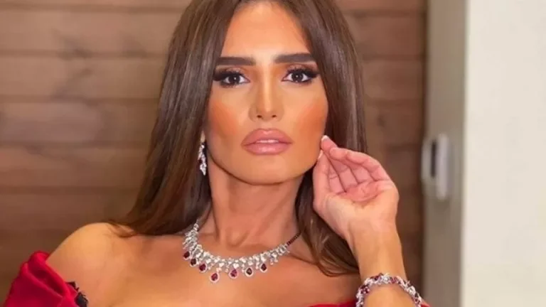 زينة تتألق بفستان أسود في أول ظهور لها بعد وفاة شقيقها إسلام رضا
