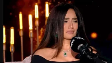 زينة تنهار بالبكاء خلال حديثها عن رحيل شقيقها ووالدها في برنامج "قصتي"