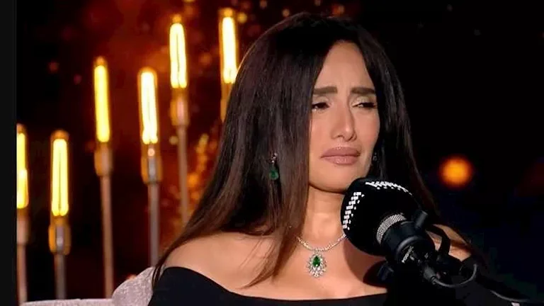 زينة تنهار بالبكاء خلال حديثها عن رحيل شقيقها ووالدها في برنامج "قصتي"