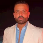 عمر السعيد يستقبل نجوم الفن في عزاء والده بمسجد الشرطة في 6 أكتوبر