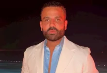 عمر السعيد يستقبل نجوم الفن في عزاء والده بمسجد الشرطة في 6 أكتوبر