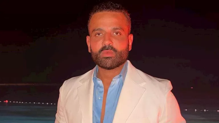 عمر السعيد يستقبل نجوم الفن في عزاء والده بمسجد الشرطة في 6 أكتوبر