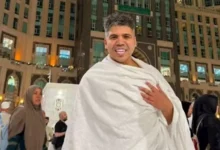 عمر كمال يؤدي مناسك العمرة في الأراضي المقدسة وينشر صورة بملابس الإحرام