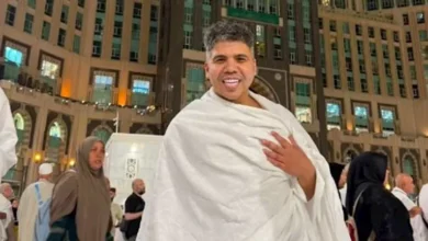 عمر كمال يؤدي مناسك العمرة في الأراضي المقدسة وينشر صورة بملابس الإحرام