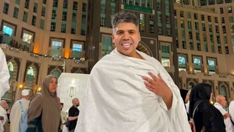 عمر كمال يؤدي مناسك العمرة في الأراضي المقدسة وينشر صورة بملابس الإحرام