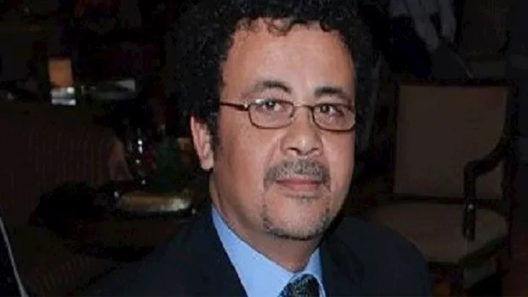 عمرو عرفة يعبر عن غضبه من إزالة الأشجار في شارع جامعة الدول العربية