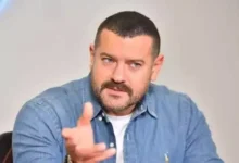 عمرو يوسف: ألتقط الصور مع الجمهور إلا أثناء تناول الحمام