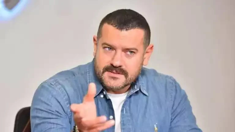 عمرو يوسف: ألتقط الصور مع الجمهور إلا أثناء تناول الحمام