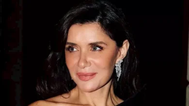 غادة عادل تبكي فرحًا خلال حفل خطوبة ابنتها مريم ووالدها مجدي الهواري يقبلها