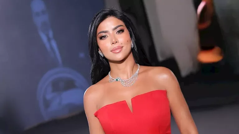 كارولين عزمي تعبر عن فخرها بتكريمها عن دورها في فيلم "محمود التاني" خلال حفل "ديرجست"