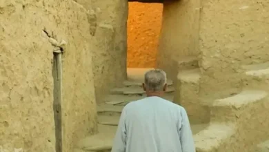محمود حميدة يتألق بجلباب في جلسة تصوير جديدة بواحة سيوة