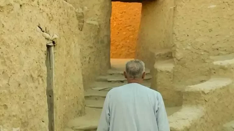 محمود حميدة يتألق بجلباب في جلسة تصوير جديدة بواحة سيوة