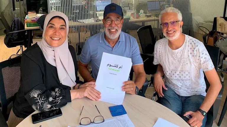 مدحت العدل يتعاقد على تحويل مسرحية "أم كلثوم .. دايبين في صوت الست" إلى كتاب بالتزامن مع معرض الكتاب