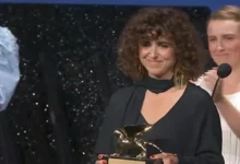 مي الطوخي تفوز بجائزة الأسد الذهبي عن فيلمها "إمرأة مجهولة" في مهرجان فينيسيا السينمائي