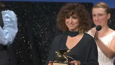 مي الطوخي تفوز بجائزة الأسد الذهبي عن فيلمها "إمرأة مجهولة" في مهرجان فينيسيا السينمائي