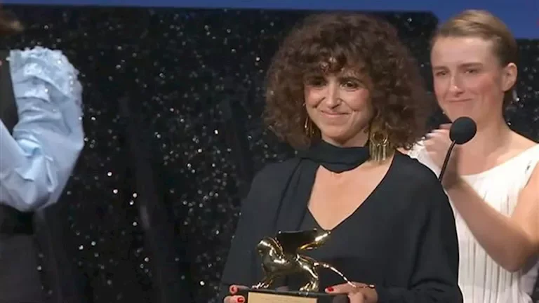 مي الطوخي تفوز بجائزة الأسد الذهبي عن فيلمها "إمرأة مجهولة" في مهرجان فينيسيا السينمائي
