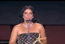 أحمد حلمي يهنئ منى زكي بعد حصولها على جائزة الإنجاز الإبداعي بمهرجان الجونة