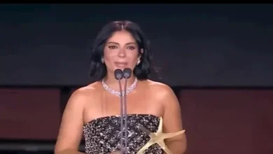 أحمد حلمي يهنئ منى زكي بعد حصولها على جائزة الإنجاز الإبداعي بمهرجان الجونة