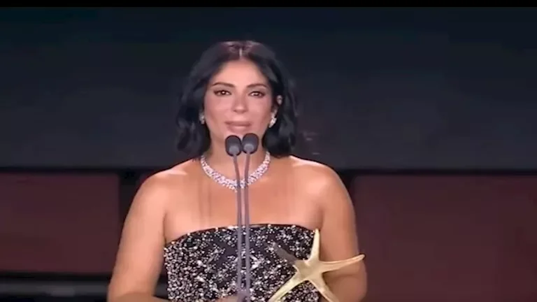 أحمد حلمي يهنئ منى زكي بعد حصولها على جائزة الإنجاز الإبداعي بمهرجان الجونة