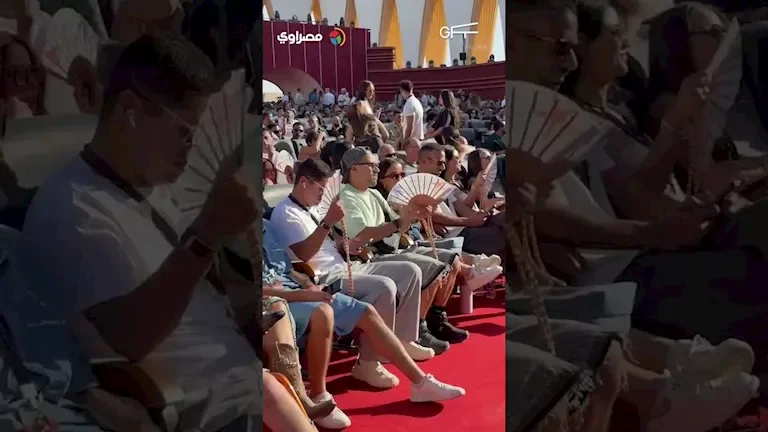 أحمد داوود يمازح المصورين في مهرجان الجونة: "مش هعرف أعيش من غيره"