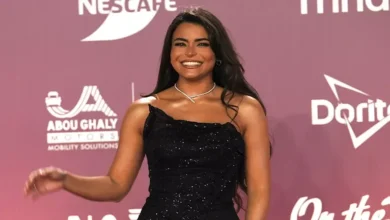 أسماء جلال تخطف الأنظار في حفل افتتاح مهرجان الجونة السينمائي بقبلة للكاميرات