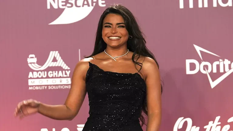 أسماء جلال تخطف الأنظار في حفل افتتاح مهرجان الجونة السينمائي بقبلة للكاميرات