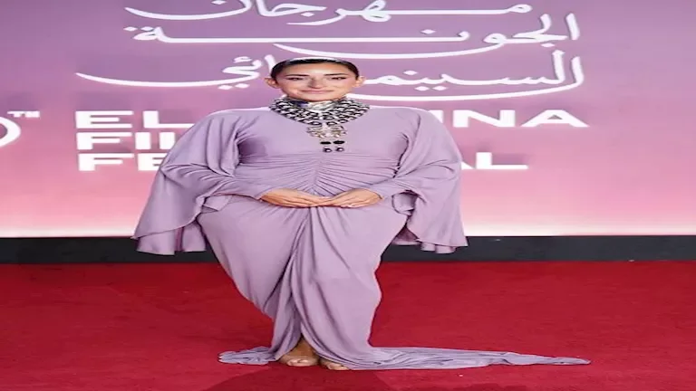 أمينة خليل تتألق بفستان موف وعقد فالنتينو الفاخر بسعر 380 ألف جنيه