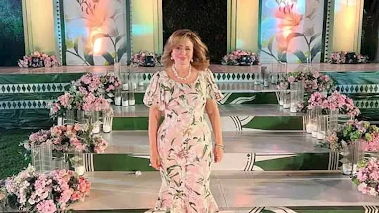 إلهام شاهين تتألق بفستان وردي وأمينة خليل تشارك صوراً من عرض أزياء في باريس