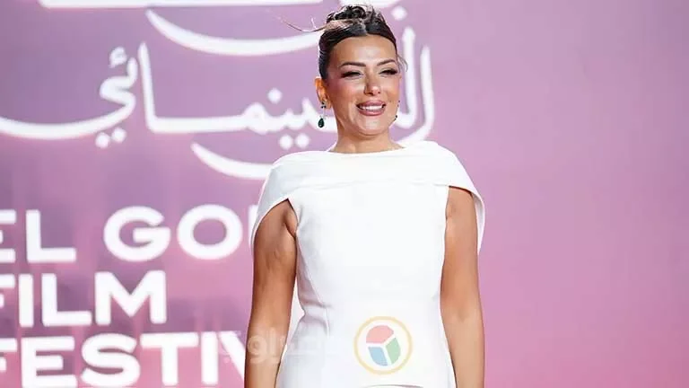 إنجي المقدم تتألق بفستان أبيض أنيق في خامس أيام مهرجان الجونة السينمائي