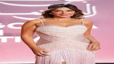 إنجي المقدم تتألق بفستان بالشراشيب وفتحة ساق جريئة في مهرجان الجونة السينمائي