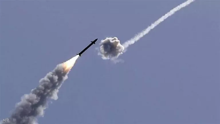 الجيش الإسرائيلي يعلن عن استهداف مواقع في غزة رداً على إطلاق صواريخ نحو الأراضي المحتلة