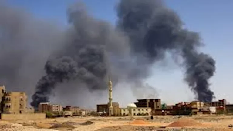 الجيش الإسرائيلي يعلن عن توجيه ضربات جديدة على مواقع في قطاع غزة