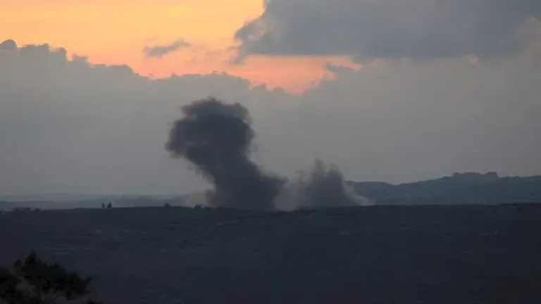 الجيش الإسرائيلي يعلن عن توجيه ضربات جوية على مواقع في غزة