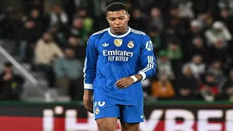 النادي الأهلي يعلن تجديد عقد اللاعب محمد الشناوي حتى 2026