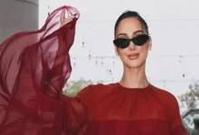 بسمة بوسيل تتألق بفستان أحمر قصير في عرض أزياء بباريس وتستعد لبطولة فيلم "بيج رامي"