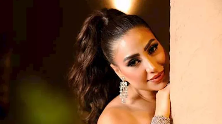 بوسي تنشر صوراً جديدة من كواليس حفلاتها وتشارك في غناء أغنية فيلم "مطلوب عائليا"