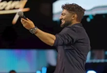 تامر حسني يشارك عروسين فرحتهما على مسرح "اتحاد أرينا" بأبو ظبي ويقدم تيزر أغنية "اتنين مجانين"