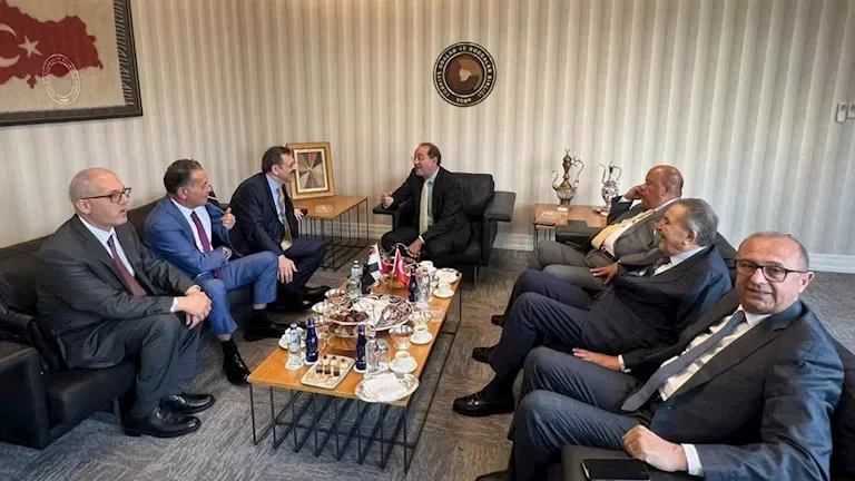 تراجع سعر الدولار الأمريكي مقابل الجنيه المصري إلى 30.85 جنيهاً في السوق الموازي