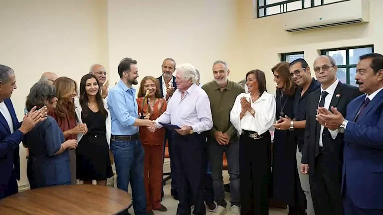حسين فهمي يسلم جائزة مهرجان طريق الحرير لصناع فيلم "القصص" في القاهرة