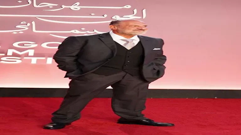 خالد الصاوي يتألق بإطلالة أنيقة في سادس أيام مهرجان الجونة السينمائي