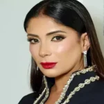 دموع منى زكي خلال تسلمها جائزة الإنجاز الإبداعي في مهرجان الجونة السينمائي