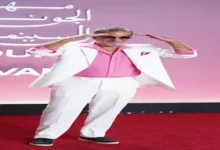 شريف منير يتألق بإطلالة أنيقة بالأبيض والفوشيا في مهرجان الجونة السينمائي