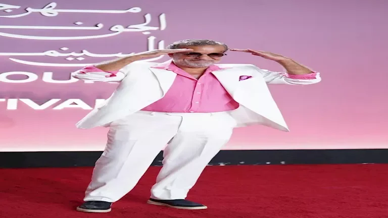 شريف منير يتألق بإطلالة أنيقة بالأبيض والفوشيا في مهرجان الجونة السينمائي