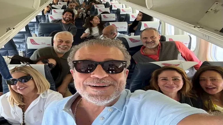 شريف منير يشارك صورًا مع نجوم الفن في طريقهم لمهرجان الجونة السينمائي